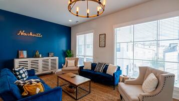 Casa, varias camas, patio, vista a la ciudad | Área de sala de estar | Televisión y chimenea