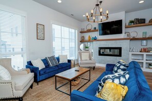 House, Multiple Beds, Patio, City View | Living area | TV, fireplace - Skyline Sanctuary (Nashville)