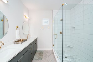House, Multiple Beds, Patio, City View | Bathroom