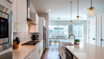 Casa, varias camas, patio, vista a la ciudad | Cocina privada | Refrigerador, microondas, horno y parrilla de estufa