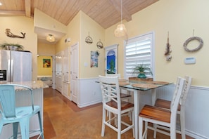 Maison, plusieurs lits, patio (Mango Bungalow) | Restauration