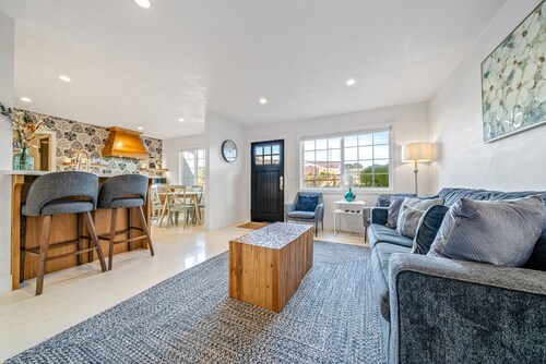 Your Dream Seaside Vacation! Charming 2 BDR Home