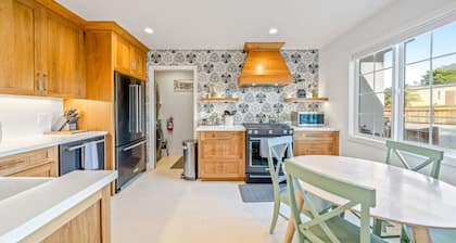 Your Dream Seaside Vacation! Charming 2 BDR Home