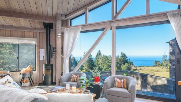 Casa de campo, 1 cama King size y sofá cama, acceso a la alberca, vista al océano | Área de sala de estar | Televisión y chimenea 