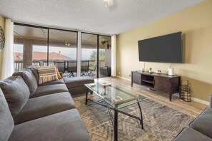 Leilighet, flere senger, spabadekar, havutsikt (Seas the Day) | Oppholdsområde | En 50-tommers Flatskjerm-TV med digitale kanaler