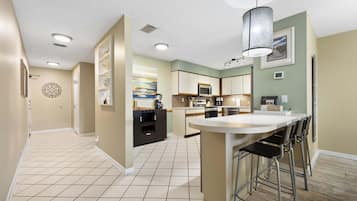 Apartment, Mehrere Betten, Whirlpool, Meerblick (Seas the Day) | Eigene Küche | Kühlschrank, Mikrowelle, Ofen, Herdplatte