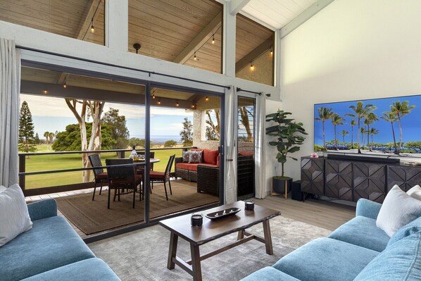 公寓客房, 多張床, 可使用泳池, 部分海景 | 起居區 | 電視