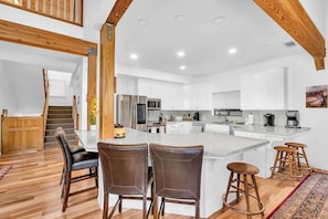 Casa, várias camas, varanda, vista para a montanha (Yosemite Heights) | Cozinha privada | Geladeira, micro-ondas, fogão, cooktop