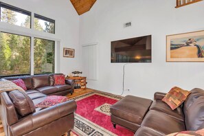 Talo, useita sänkyjä, patio, vuoristonäköala (Yosemite Heights) | Oleskelualue | 50–tuumainen taulutelevisio, jossa digitaalikanavat