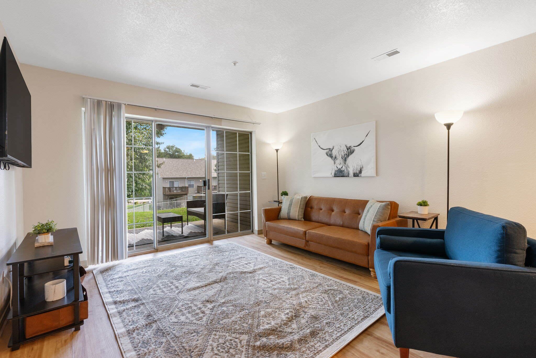 Condo, varias camas, patio, vista al jardín (Abby Lane Oasis) | Área de sala de estar | Televisión de pantalla plana de 42 pulgadas con canales digitales 