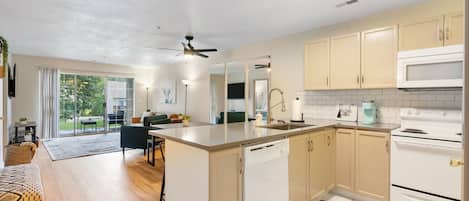 Condo, varias camas, patio, vista al jardín (Abby Lane Oasis) | Cocina privada | Cafetera y tetera