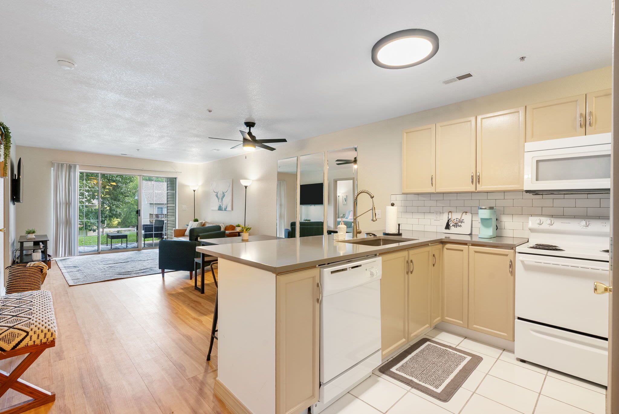 Appartamento, letti multipli, patio, vista giardino (Abby Lane Oasis) | Cucina privata | Macchina per tè/caffè