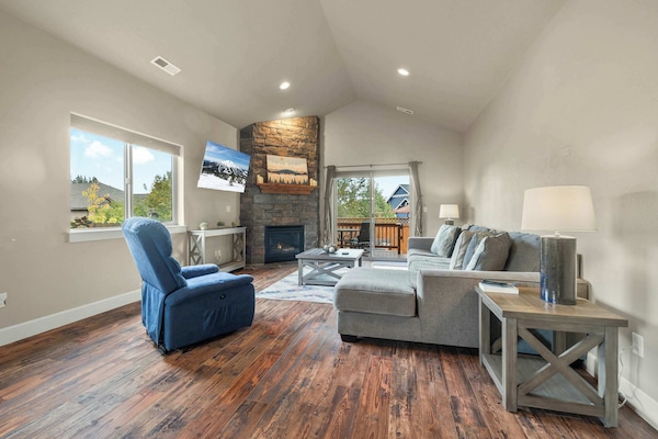 House, Multiple Beds, Fireplace, Garden View (The Haley House) | Living area | 42-inch flat-screen TV with digital channels, fireplace