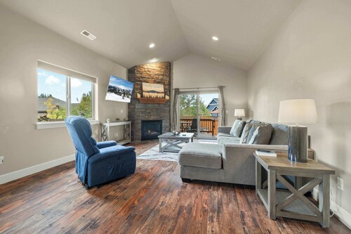 Hot-tub, Pet-friendly, 30 min to Mt Bachelor!