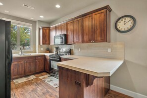 House, Multiple Beds, Fireplace, Garden View (The Haley House) | Private kitchen | Fridge, microwave, oven, stovetop
