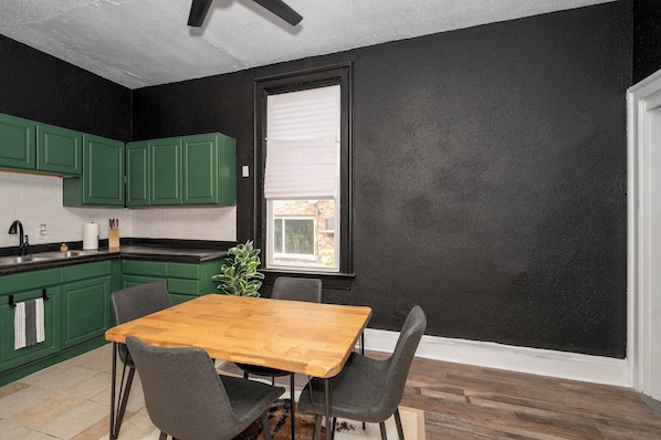 Appartamento, 2 letti queen, cucina | Cucina privata | Frigorifero, microonde, forno, piano cottura