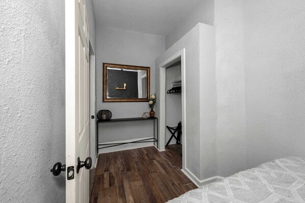 2 عدّة غرف نوم وبديكورات فريدة لكل غرفة وطراز فريد لكل وحدة