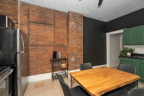 Stylish, Modern Gem in the Hills