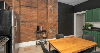 Stylish, Modern Gem in the Hills