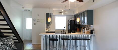 コンドミニアム クイーンベッド 1 台 パティオ | 専用キッチン | 冷蔵庫、電子レンジ、オーブン、コンロ