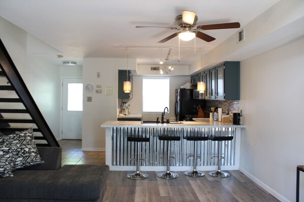 Appart'hôtel, 1 grand lit, patio | Cuisine privée