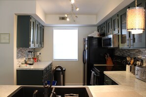 Leilighet, 1 queensize-seng, terrasse | Eget kjøkken | Kjøleskap, mikrobølgeovn, ovn og kokeplater