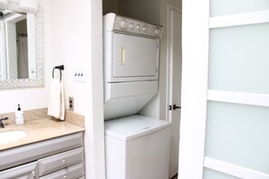 Apartment, 1 Queen-Bett, Terrasse | Badezimmer | Designer-Toilettenartikel, Handtücher, Toilettenpapier