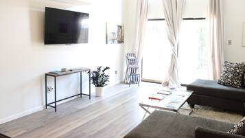 Kondominium, 1 Tempat Tidur Queen, patio | Area keluarga | TV