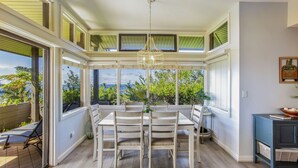 Condo, 1 Katil Raja (King) dengan Katil Sofa, Pool Access, Ocean View | Makan dalam bilik