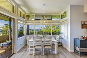 Condo, 1 King Bed with Sofa bed, Pool Access, Ocean View | In-room dining