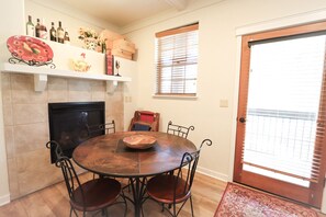 Stadtwohnung, Mehrere Betten, Balkon, Bergblick (Downtown Luxury Hideaway) | Essbereich im Zimmer