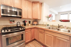 Stadtwohnung, Mehrere Betten, Balkon, Bergblick (Downtown Luxury Hideaway) | Eigene Küche