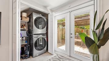 House, Multiple Beds, Patio, Garden View (Downtown Enchanted Retreat) | Interior