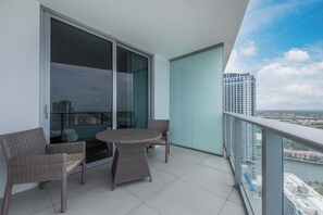 コンドミニアム ベッド (複数台) バルコニー オーシャンビュー (Oceanview Luxury Kaleidoscope) | 屋外ダイニングエリア