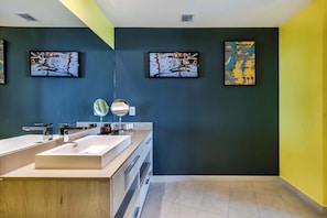 Appart'hÎtel, plusieurs lits, balcon, vue océan (Oceanview Luxury Kaleidoscope) | Salle de bain | Douche, sÚche-cheveux, serviettes fournies