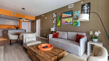 Kondominium, Beberapa Tempat Tidur, balkon, pemandangan samudra (Oceanview Luxury Kaleidoscope) | Area keluarga | Televisi layar datar 42-inci dengan saluran TV digital dan TV