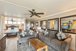 Leilighet, 1 kingsize-seng med sovesofa, adgang til basseng, havutsikt | Oppholdsområde | En 42-tommers Flatskjerm-TV med kabel-kanaler samt TV