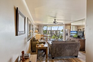 Kondominium, 1 Tempat Tidur King dengan tempat tidur Sofa, akses ke kolam renang | Pemandangan dari properti