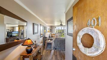 Condo, 1 cama King size y sofá cama, acceso a la alberca, vista al océano | Interior