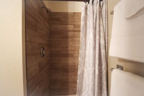 Apartment, Mehrere Betten, Balkon, Bergblick | Badezimmer | Designer-Toilettenartikel, Handtücher, Toilettenpapier