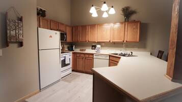 Condo, Multiple Beds, Balcony, Mountain View | Private kitchen | Fridge, microwave, oven, stovetop