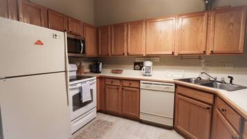 Condo, Multiple Beds, Balcony, Mountain View | Private kitchen | Fridge, microwave, oven, stovetop
