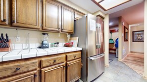 Appart'hôtel, plusieurs lits, bain à remous, vue montagne | Cuisine privée | Réfrigérateur, micro-ondes, four, plaque de cuisson