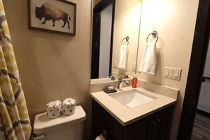 Resortwoning, Meerdere bedden, bubbelbad, uitzicht op bergen (Arrow Luxury Rooftop) | Badkamer | Een haardroger, handdoeken