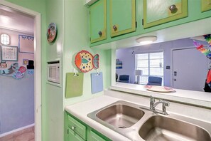 Condo, varias camas, cocina (Beach Bum) | Cocina privada | Refrigerador, microondas, horno y parrilla de estufa