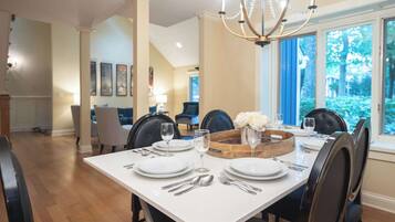 House, Multiple Beds, Patio, Garden View (House of Putt & Plaid) | Dining