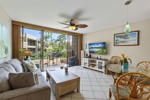 Kondominium, 1 Tempat Tidur King dengan tempat tidur Sofa, akses ke kolam renang, pemandangan kebun | Area keluarga | Televisi layar datar 50-inci dengan saluran TV kabel dan TV