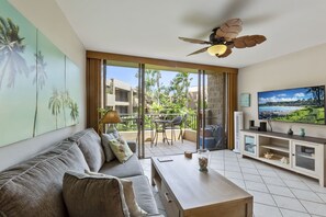 Kondominium, 1 Tempat Tidur King dengan tempat tidur Sofa, akses ke kolam renang, pemandangan kebun | Area keluarga | Televisi layar datar 50-inci dengan saluran TV kabel dan TV