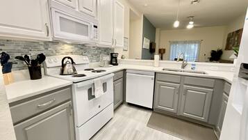 House, Multiple Beds, Hot Tub, Garden View | Private kitchen | Fridge, microwave, oven, stovetop