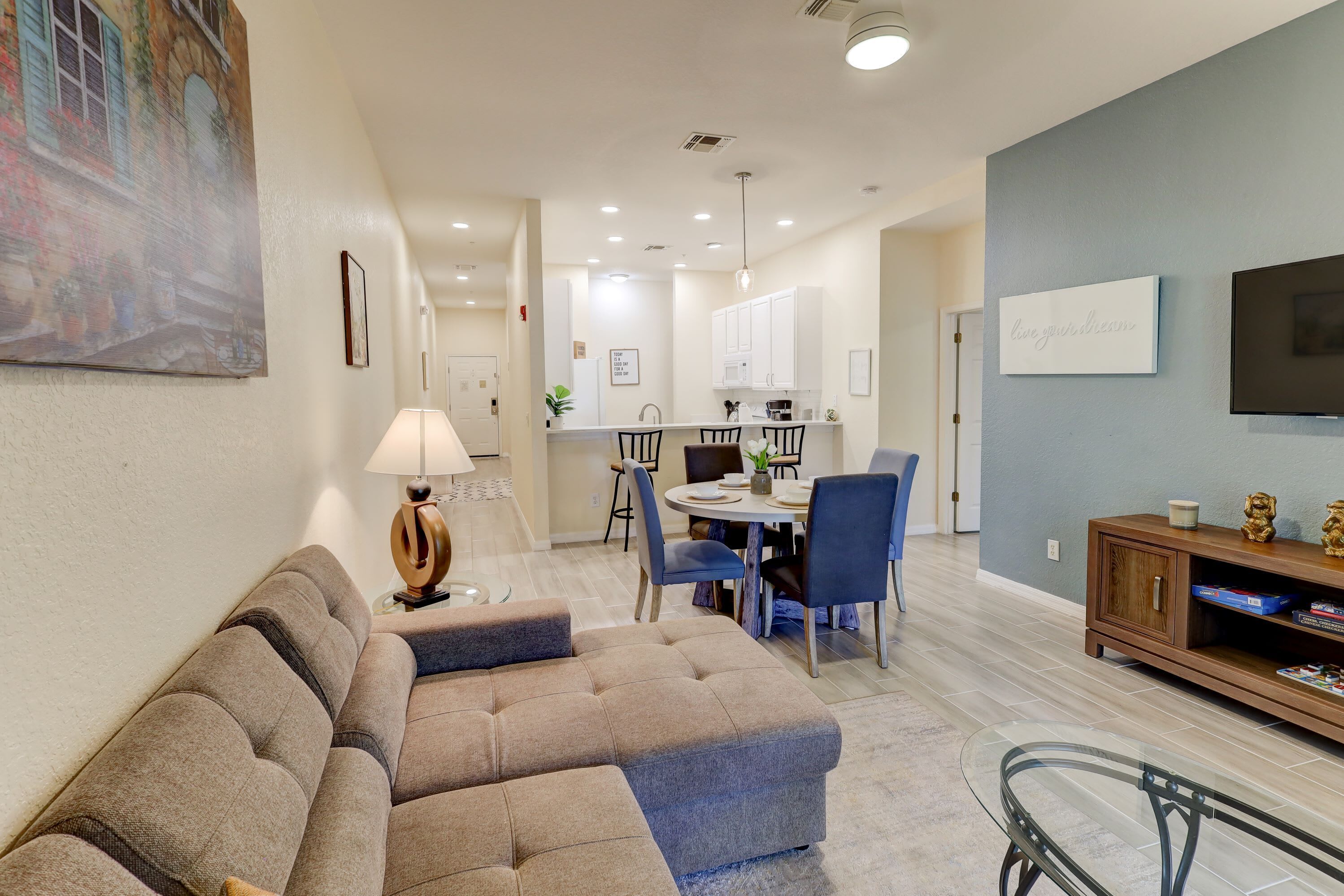 Casa, várias camas, banheira de imersão, vista para o jardim | Área de estar | TV